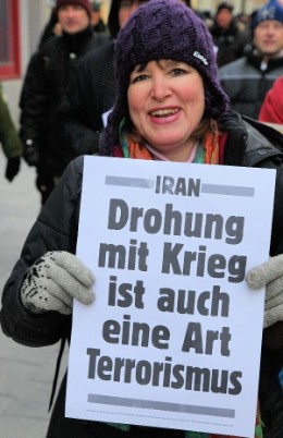 Heike Hänsel, Bundestagsabgeordnete der LINKEN, auf einer Demonstration gegen die sog. "Münchener Sicherheitskonferenz"; Bild: Thomas Trüten