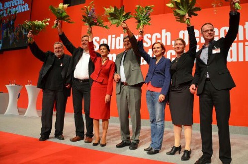 Geschäftsführender Parteivorstand (v.l.n.r.: Axel Troost, Jan van Aken, Sahra Wagenknecht, Bernd Riexinger, Katja Kipping, Caren Lay und Matthias Höhn) Geschäftsführender Parteivorstand (v.l.n.r.: Axel Troost, Jan van Aken, Sahra Wagenknecht, Bernd Riexinger, Katja Kipping, Caren Lay und Matthias Höhn)