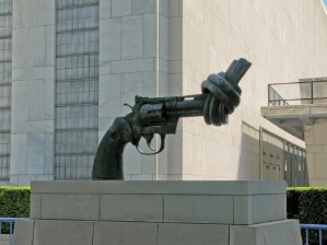 Skulptur vor dem UN-Gebäude in New York